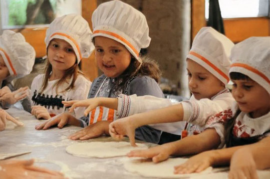 Παιδιά μαγειρεύουν και παίζουν με τροφές και υφές