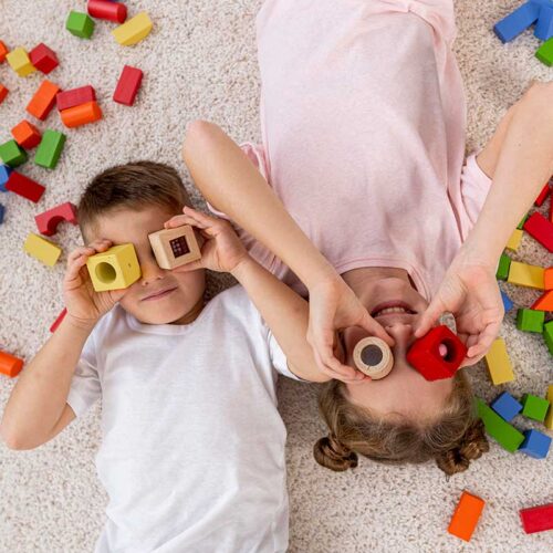 Παιδιά παίζουν και γελούν σε δημιουργικό περιβάλλον του Λόγος & Μάθηση