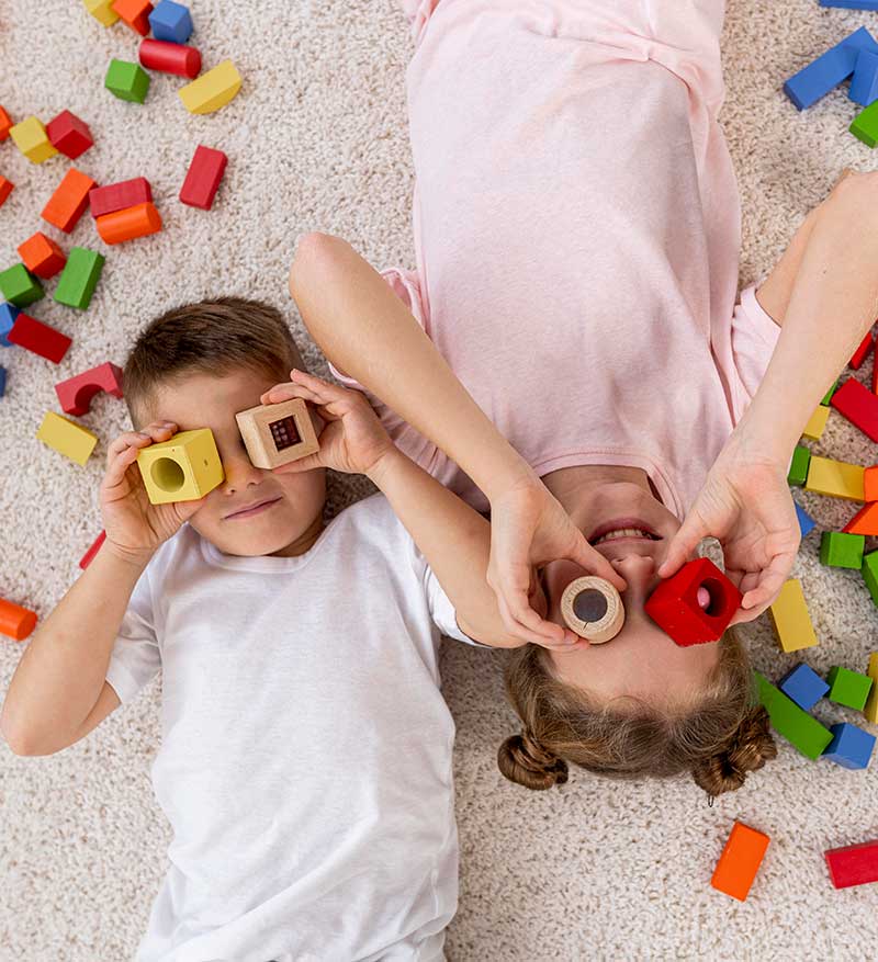 Παιδιά παίζουν και γελούν σε δημιουργικό περιβάλλον του Λόγος & Μάθηση