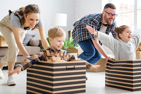 Γονείς και παιδιά παίζουν μαζί δημιουργικά